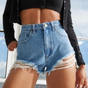 Short shorts, abrand denim.